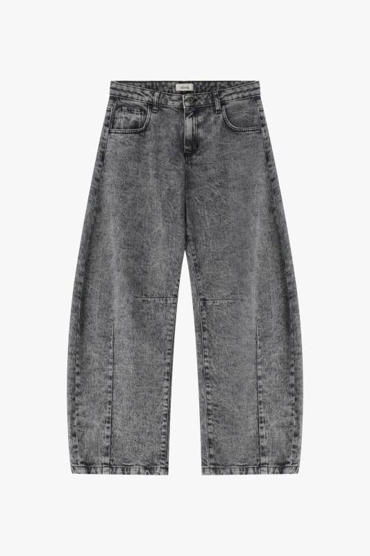 PANTALON BARREL DE PIERNA ANCHA