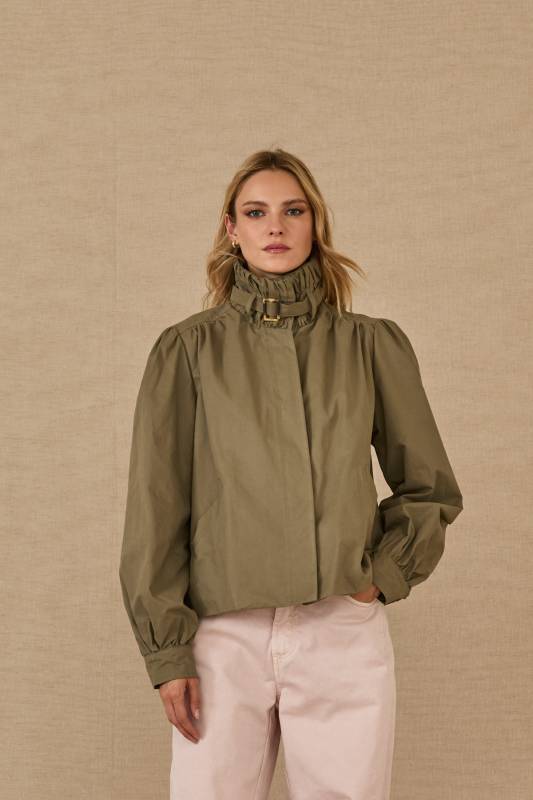 TRENCH CROP CON CUELLO